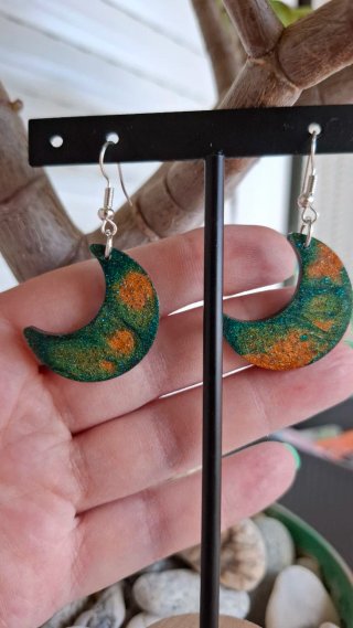 Pendientes artesanales de luna brillantes