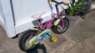 Bicicleta infantil morada y verde
