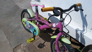 Bicicleta infantil morada y verde