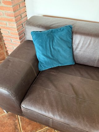 Sofá de piel marrón