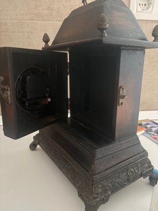 Reloj de mesa antiguo decorativo