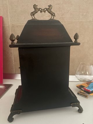 Reloj de mesa antiguo decorativo