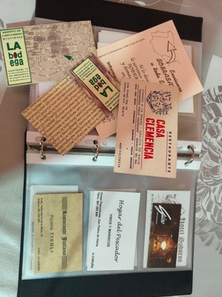 Tres tarjeteros con tarjetas de restauración