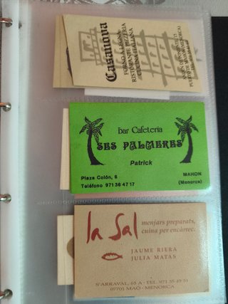 Tres tarjeteros con tarjetas de restauración