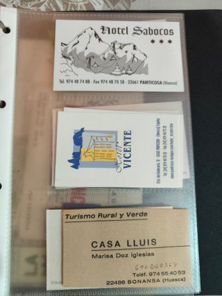 Tres tarjeteros con tarjetas de restauración