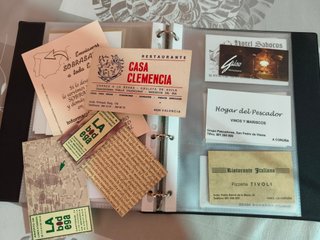 Tres tarjeteros con tarjetas de restauración