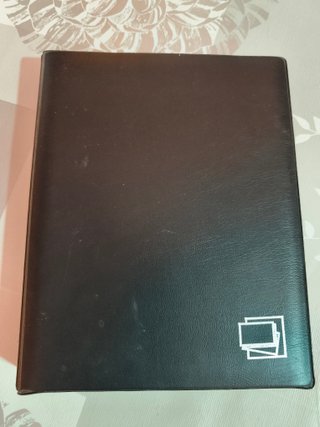 Tres tarjeteros con tarjetas de restauración