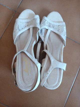 Sandalias cuña encaje beige verano mujer