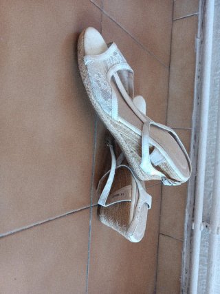 Sandalias cuña encaje beige verano mujer