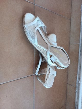 Sandalias cuña encaje beige verano mujer