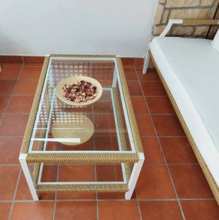 Sofá y mesa auxiliar de jardín
