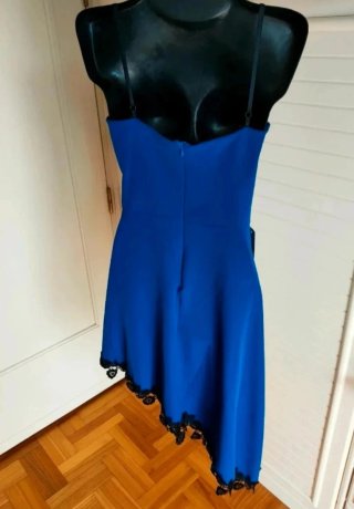Vestito blu acceso asimmetrico con pizzo nero