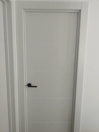 Puertas blancas nuevas,solo la puerta