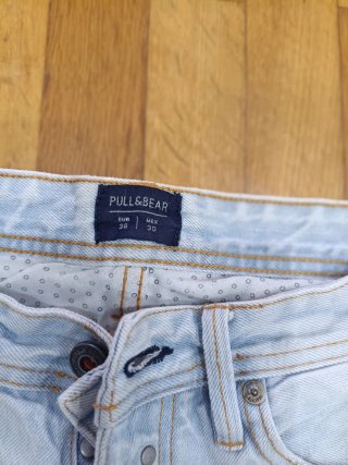 Pantalón vaquero corto desgastado