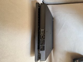 PS4 Slim Negra + 2 Controles