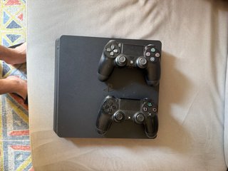 PS4 Slim Negra + 2 Controles