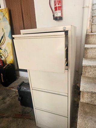 Archivador metálico de oficina beige