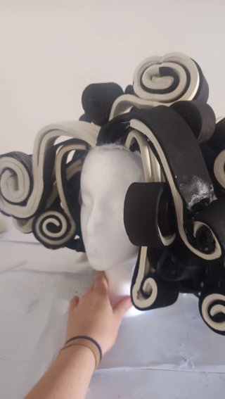 Peluca goma 3va negra y morada