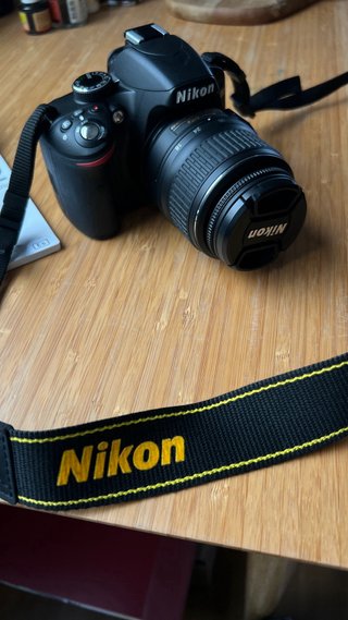 Cámara Nikon D3200 con dos objetivos.