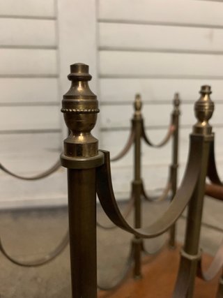 Botellero antiguo de madera y metal