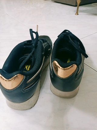Deportivas Reebok Negras y Doradas