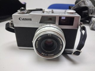Cámara Canon Analógica Negra y Plateada