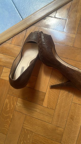 Zapatos de tacón marrones