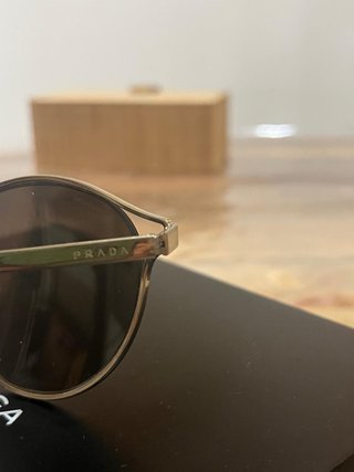 Gafas de sol Prada doradas y marrones
