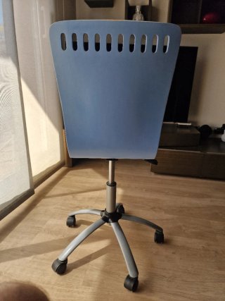 Silla de oficina azul con base giratoria