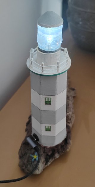 Faro decorativo su legno di mare e luce led