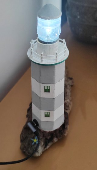Faro decorativo su legno di mare e luce led