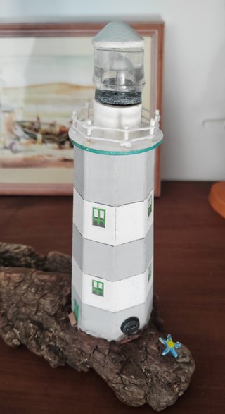 Faro decorativo su legno di mare e luce led