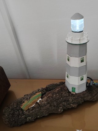 Faro decorativo su legno di mare e luce led