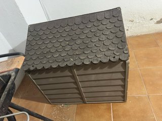 Caseta para perro beige y marrón