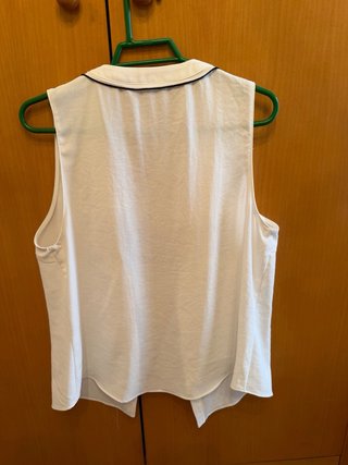 Blusa Zara sin mangas con volantes
