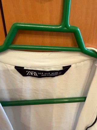 Blusa Zara sin mangas con volantes
