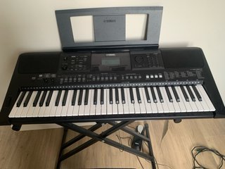 Tastiera Yamaha con supporto e pedale