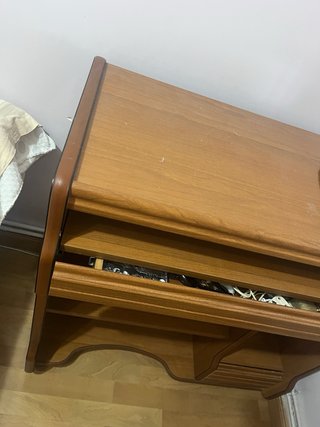 Escritorio de madera marrón
