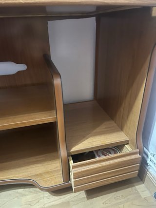Escritorio de madera marrón