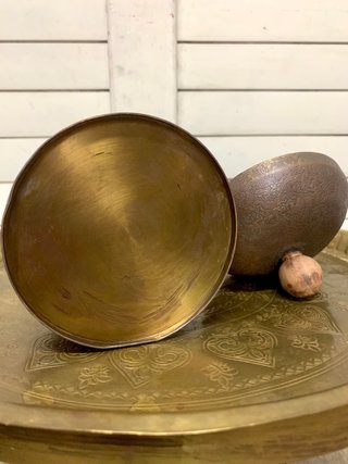 Caja joyero metálica con pomo de madera