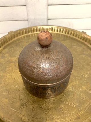 Caja joyero metálica con pomo de madera