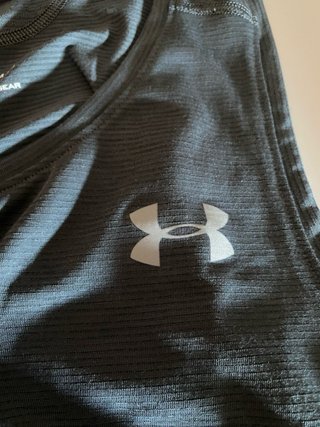 Under Armour - Camiseta gris sin mangas