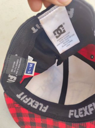 Gorra DC Shoes bordada cuadros roja y negra