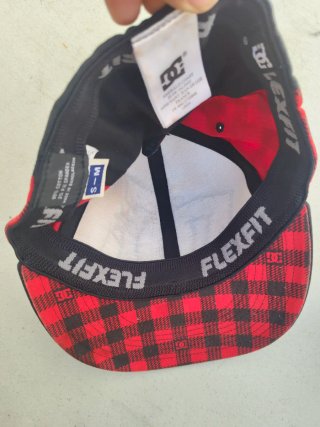 Gorra DC Shoes bordada cuadros roja y negra