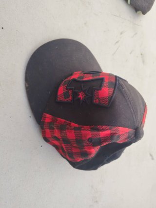 Gorra DC Shoes bordada cuadros roja y negra