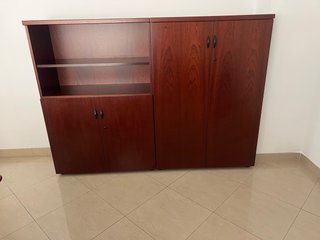Mesa de oficina , mueble y 2 sillas de cuero