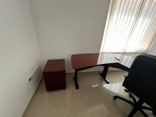 Mesa de oficina , mueble y 2 sillas de cuero