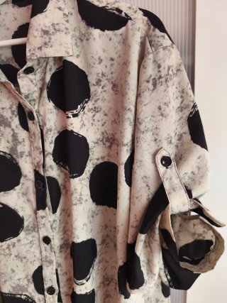 Camisa larga mujer lunares beige y negro