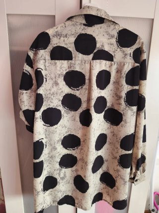 Camisa larga mujer lunares beige y negro