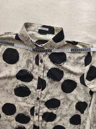 Camisa larga mujer lunares beige y negro